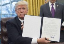Donald Trump muestra una orden ejecutiva firmada