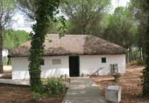 En La Rocina es posible conocer las chozas o viviendas tradicionales en las que habitaban los rocieros, así como la historia de esta romería mundialmente conocida.