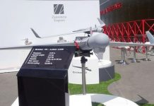 Dron suicida modelo Orbiter 1K en una exposición militar.