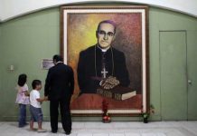 Imagen del arzobispo salvadoreño Óscar Arnulfo Romero, asesinado en 1980 por grupos de extrema derecha cuando oficiaba una misa. Foto: Andes/AFP