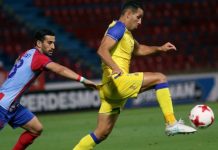 Ehsan Hajsafi durante un lance del partido ante el Maccabi Tel Aviv. Se puede observar la muñequera con la bandera de Irán.