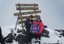 Las enfermeras Brenda Kieran, a la derecha, y Katie Baker alcanzaron la cima del Kilimanjaro en Tanzania, el 17 de noviembre de 2015, Día Mundial del Nacimiento Prematuro. Foto: March of Dimes Foundation