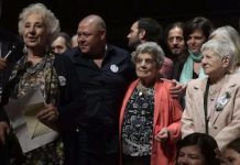 Estela de Carlotto, rodeada de miembros de Abuelas de Plaza de Mayo, anuncia la identificación de la nieta 125