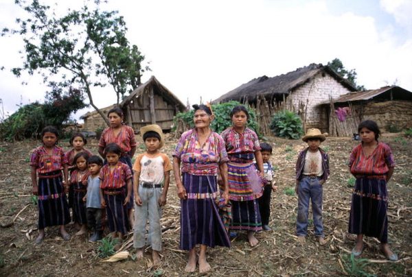 familia-Cakchiquel-en-Patzutzun-Guatemala-1993-ONU-John-Isaac-600x404 Día Internacional de los Pueblos Indígenas 2018: Migración y desplazamiento