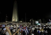 Cientos de miles de cubanos participaron la noche del martes 29, en la Plaza de la Revolución de La Habana, en el gran acto oficial de las honras fúnebres a Fidel Castro, en cuyo homenaje participaron gobernantes de países de todos los continentes. Foto: Jorge Luis Baños