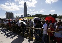 Personas hacen fila por horas el lunes 28 en las inmediaciones de la Plaza de la Revolución, para despedir al líder histórico, Fidel Castro, fallecido el viernes 25, en salas presididas por fotos del fallecido. Crédito: Jorge Luis Baños/IPS