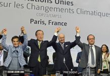 El Secretario General Ban Ki-moon (segundo a la izquierda), Christiana Figueres de la Convención Marco (izquierda), el canciller francés, Laurent Fabius y Presidente de la Conferencia sobre el Cambio Climático de la ONU en París (COP21), y el presidente François Hollande de Francia (a la derecha), celebrar histórica adopción del Acuerdo de París. Foto: UNFCCC