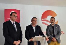 Francisco Salado presenta el informe el turismo de idiomas en Málaga en la sede de Turismo Costa del Sol, acompañado del director general de Turismo y Planificación Costa del Sol, Arturo Bernal, y de José María Casero, presidente de la Asociación de Centros de Enseñanza en Málaga, así como también de la de Andalucía.