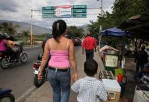 Una madre y un niño cruzan el puente que une Cúcuta, Colombia con Venezuela, en junio de 2010. El número de venezolanos que buscan asilo en otros países, incluyendo Colombia, está en alza. © ACNUR / Boris Heger