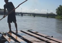 El cruce fronterizo del río Suchuiate entre México y Guatemala. Quienes tienen visa pasan de Guatemala a México por el puente y quienes carecen de ella deben atravesar el río en una balsa improvisada. Foto: Madeleine Penman/ Amnistía Internacional