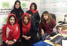 La ganadoras, de izquierda a derecha, de pie, Haneen Hassan y la colaboradora siria Laila Mohamed. Sentadas desde la izquierda, Shadan Habibla, Sozan Suliman y Haifa Ezzaz Ahmed.