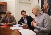 Baltasar Garzón con Guillaume Long y Julian Assange en la Embajada de Ecuador en Londres, el 19 de junio de 2016