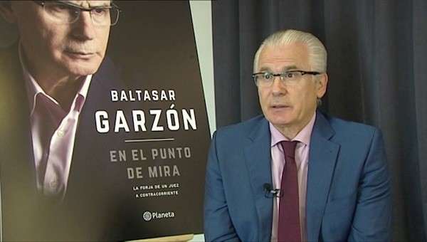 garzon-punto-de-mira Derechos Humanos admite una demanda por la inhabilitación judicial de Baltasar Garzón