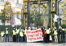 Un piquete de "gilets jaunes" delante de la sede de la Presidencia de Francia