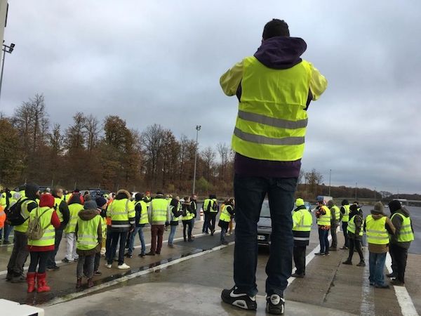 gilets-jounes-peaje-de-Monnaie-A10-Radio-France-Simon-Soubieux Chalecos amarillos (gilets jaunes): represión, ceguera y compás de espera