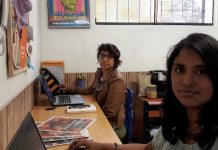 Graciela Tiburcio, en primer plano, y Carla Díaz, en la redacción del medio digital peruano Wayka. Su investigación sobre presuntos delitos de fraude y legitimación de activos de grupos evangélicos en Perú, desató una campaña de amenazas en su contra. Crédito: Mariela Jara/IPS