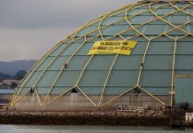 05/09/2017. Puerto de A Coruña, Galicia, España Activistas de Greenpeace bloquean la planta de almacenamiento de carbon "La Medusa" en el puerto de A Coruña para pedir el abandono de las energias sucias. Greenpeace / Pablo Blazquez