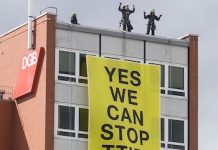 Activistas de Greenpeace descolgaron una pancarta en un edificio de Hannover, Alemania, en la que junto al rostro de Obama se podía leer: Yes, we can stop TTIP