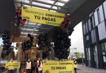 Concentración de activistas de Greenpeace en la sede de Iberdrola