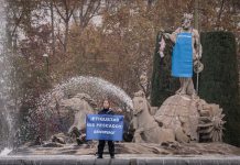 Activistas de Greenpeace caracterizan de pescadero al dios Neptuno en Madrid para exigir al Gobierno que obligue a los Distribuidores una etiquetar el pescado. © Greenpeace / Pedro Armestre