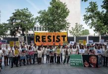 01/06/2017. Embajada de Estados Unidos. Madrid, España. Activistas de Greenpeace se concentran pacíficamente frente al edificio de la Embajada de Estados Unidos en Madrid para protestar por la decisión del presidente Donald Trump sobre el acuerdo del clima de París. ©Greenpeace/Pedro Armestre©Greenpeace Handout/Pedro ARMESTRE