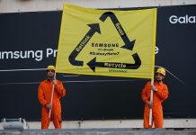 Activistas de Greenpeace despliegan una pancarta en el Mobile World Congress para pedir a Samsung un plan de reciclaje de teléfonos defectuosos