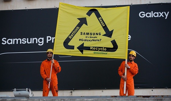 greenpeace-samsung-barcelona Obsolescencia programada: en Francia e Italia se investiga a Apple y Samsung