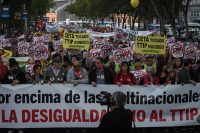 15/10/2016. Paseo de la Castellana, de Atocha a Cibeles, Madrid, España. Miles de personas se manifiestan para exigir el fin de las políticas que generan pobreza y desigualdad y la paralización de los Tratados TTIP, CETA y TiSA. ©Greenpeace/ Pedro Armestre