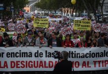 15/10/2016. Paseo de la Castellana, de Atocha a Cibeles, Madrid, España. Miles de personas se manifiestan para exigir el fin de las políticas que generan pobreza y desigualdad y la paralización de los Tratados TTIP, CETA y TiSA. ©Greenpeace/ Pedro Armestre