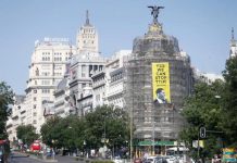 Greenpeace protesta contra el tratado de libre comercio entre EEUU y Europa durante la visita de Obama a Madrid. En la pancarta, situada en el edificio Metrópoli de Madrid, se puede leer "Yes we can STOP TTIP", con una foto de Obama.