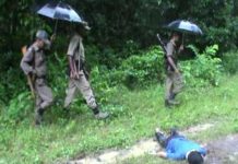 Los guardaparques en Kaziranga van fuertemente armados y tienen instrucciones de disparar en el acto a intrusos. © Survival