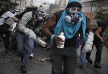 Miembros de las Guarimbas en una calle de Caracas