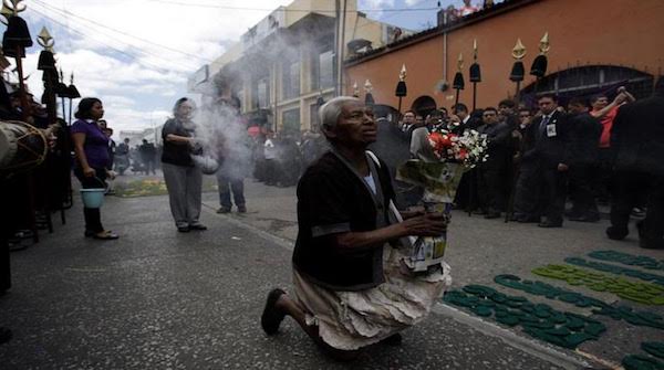 guatemala-semana-santa-mujeres Guatemala: madres con un puñal clavado en el corazón