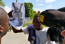 Un manifestante sostiene un cartel contra la ONU durante una protesta frente a una base de la organización en Puerto Príncipe, Haití. Crédito: Ansel Herz / IPS