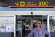 Yalçin posaba a las cinco de la tarde de este jueves en el aeropuerto Adolfo Suarez de Madrid momentos antes de abordar su vuelo, con una enorme sonrisa de felicidad