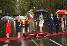 España, Día de la Hispanidad 2916, los reyes, las infantas y el presidente del Gobierno abren el desfile militar