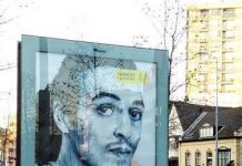 Cartel en Holanda con el rostro de Shawkan citando que puede ser condenado a muerte por sacar fotografías.