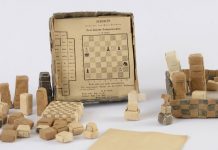 Tableros y piezas expuestos en la muestra de Juegos de ajedrez, un breve respiro de la cruda realidad.