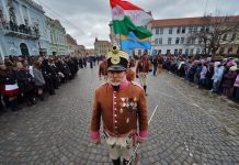 Un hombre con el uniforme de húsar húngaro, durante el desfile por la fiesta nacional de Hungría en Targu Secuiesc, Rumanía