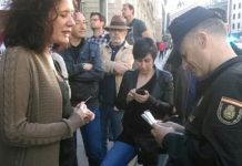 Un agente pide la identificación a la periodista de ‘Contexto’ Cristina Fallarás (Fotografía: PDLI – CC)