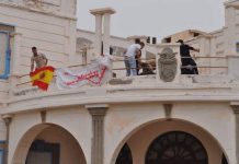 Descendientes de españoles protestan en el tejado del edificio de la antigua Pagaduría de España en Ifni. 25 de julio de 2016