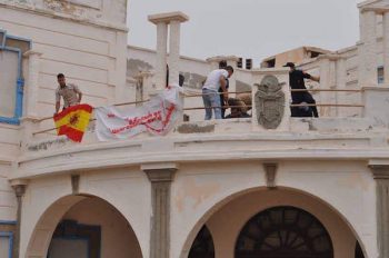 Descendientes de españoles protestan en el tejado del edificio de la antigua Pagaduría de España en Ifni. 25 de julio de 2016