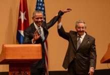 El presidente de Cuba, Raúl Castro, levanta el brazo de su homólogo de Estados Unidos, Barack Obama, al final de su encuentro con la prensa en el Palacio de la Revolución, en La Habana. Crédito: ACN FOTO: Marcelino VÁZQUEZ HERNÁNDEZ /ogm