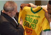 Lula da Silva recibe una camiseta de la campaña "No al golpe"