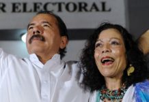 Daniel Ortega (presidente) celebra con su mujer Rosario Murillo (vicepresidenta) la victoria electoral en 2015.
