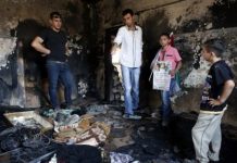 Palestinos observan los daños del incendio provocado en una casa por colonos israelíes por el que un bebé murió quemado. Foto: ANDES/AFP