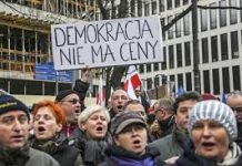 "La democracia no se vende". Manifestación en Varsovia a mediados de diciembre de 2015.
