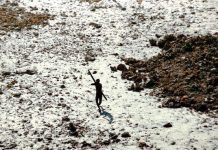 indígena sentinelese dispara una flecha contra un helicóptero