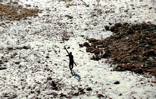 indígena-sentinelese-contra-helicóptero Survival: asesinato de misionero es responsabilidad de las autoridades indias