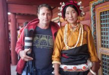 Javier Sánchez-Monge Escardo junto a una amiga tibetana